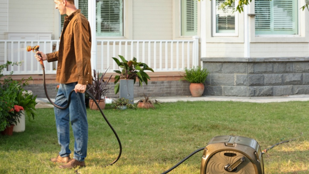 Giraffe Tools Metal Hose Heavy-Duty Garden Hose Storage Reel Hideaway Storage Solution Giraffe Tools Metal Hose Heavy-Duty Garden Hose Storage Reel Hideaway Storage Solution